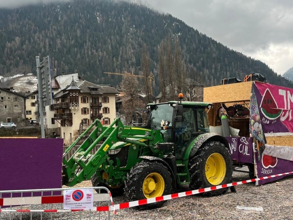 Esplosione sul carro allegorico alla sfilata del Carnevale di Bagnes: 8 feriti, uno è grave