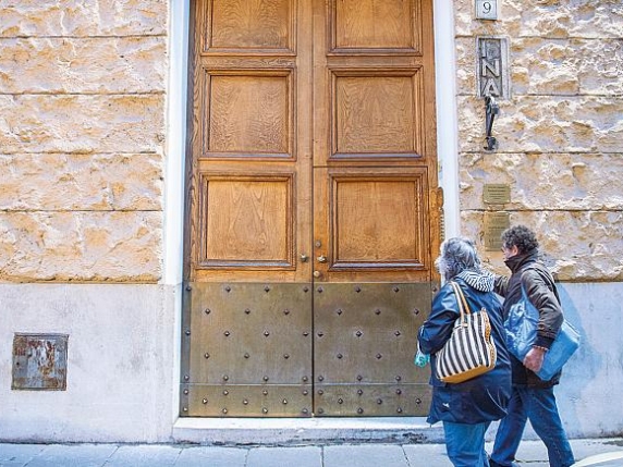 Prati, ospite non registrato muore in un b&b:  attività chiusa per dieci giorni