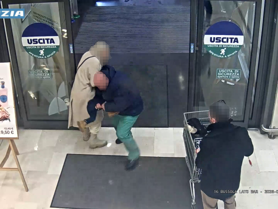 Il video del tentato rapimento: un uomo cerca di portare via una bambina Il video del tentato rapimento: un uomo cerca di portare via una bambina