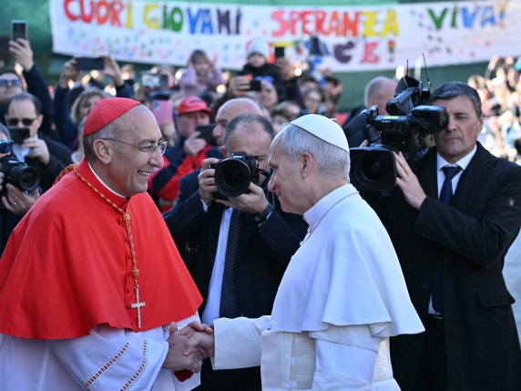 Il papa a Ostia: «La mia visita sia fonte di pace». I palloncini a forma di leone, gli striscioni dei bambini
