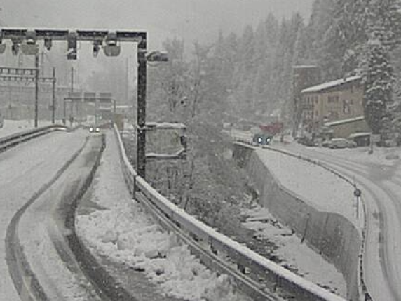 Svizzera, valanga su un treno: 80 passeggeri coinvolti nel deragliamento, 30 evacuati,  feriti.  Cavi a fuoco nella stazione di Losanna