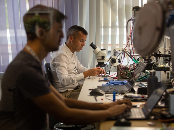 Helyx Industries entra nel mercato NGS con Revvity Italia: screening genetico neonatale in Puglia