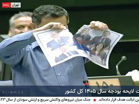 Stracciata nel Parlamento iraniano la foto del presidente Mattarella: tensione Roma-Teheran