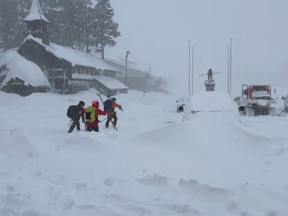 California, valanga travolge gruppo di 16 sciatori: 10 dispersi nella Sierra Nevada