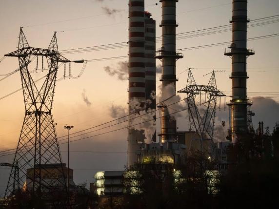 Bollette elettriche, la Bce: in Italia le famiglie pagano il doppio delle industrie. Quali sono i motivi