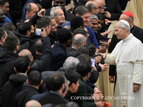 Papa Leone ai preti romani: «Urgente trasmettere il Vangelo. E no alle omelie fatte con l'Ai»