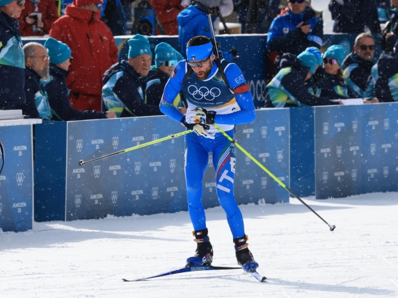 Giacomel, il dramma: al comando della mass start di biathlon, si ritira frenato dalla milza