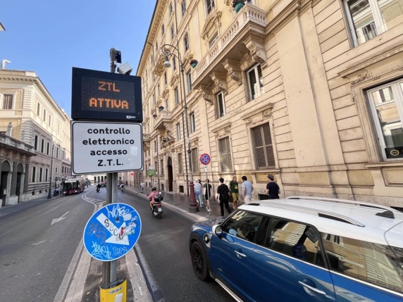 Auto elettriche e Ztl, «Oltre 5 mila artigiani, idraulici, elettricisti, muratori ora devono pagare per lavorare in centro»