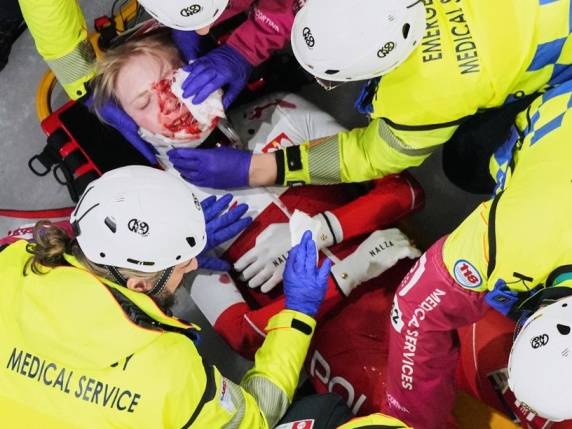 Paura per la polacca Sellier nei 1500 metri short track: colpita dalla lama dell'americana Santos, come sta