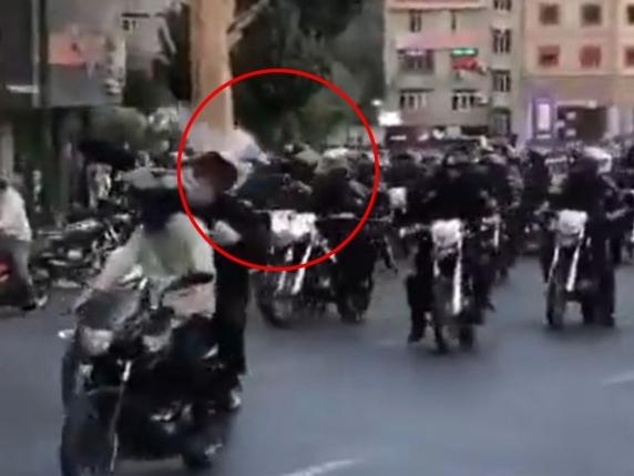 Caos a Teheran, «spari contro gli studenti che manifestano contro il regime». Axios: gli Usa valutano di uccidere Khamenei e il figlio