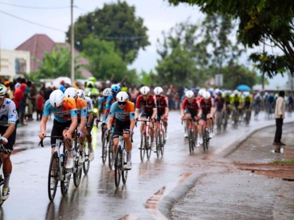 Ciclismo, dramma al Giro del Ruanda: auto della carovana piomba sul pubblico, 2 morti e 6 feriti