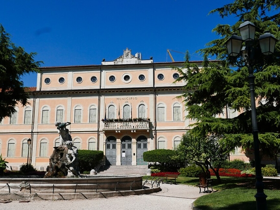 Il paese con cento nozze in 2 anni: «Sala a basso costo e riti  infrasettimanali»