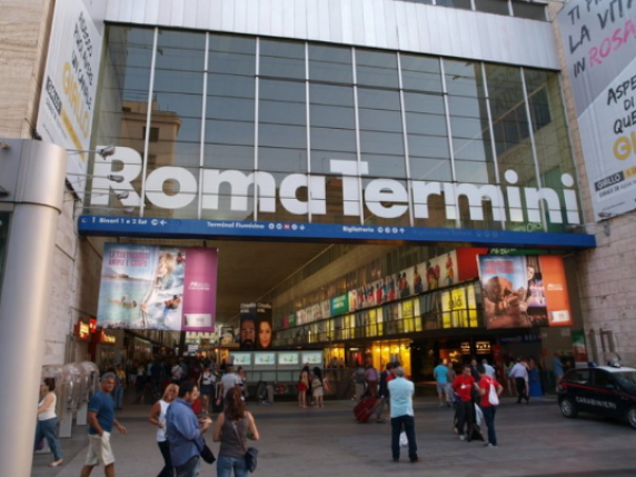 Borse, intimo e profumi: così 21 tra poliziotti e carabinieri commettevano furti alla Coin della stazione Termini. Buco di 184 mila euro