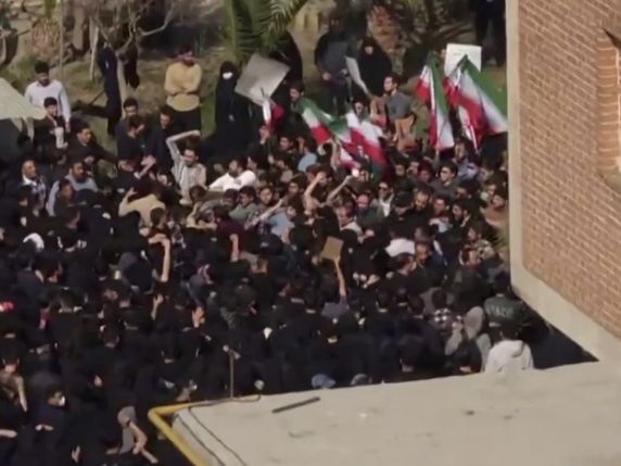 Iran, la Gen Z in prima linea contro il regime protesta nelle università: «Non ci fanno più paura»