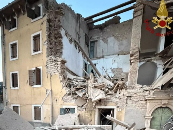Verona, esplosione a Negrar: crolla palazzina, un morto e tre estratti vivi dalle macerie 