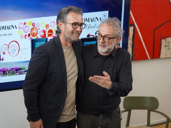 Vinitaly, sarà Cracco a cucinare nel padiglione Emilia-Romagna al posto di Bottura: «Piadine (stellate) e risotto, il menu 2026»