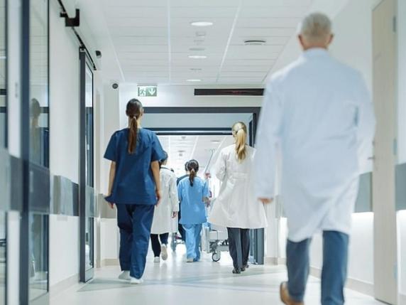 Medici, firmato il nuovo contratto: 491 euro di aumento, in trattativa gli infermieri