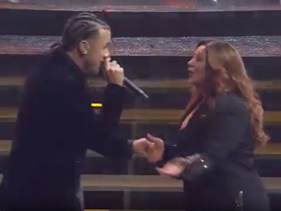 Samurai Jay balla con la mamma che si emoziona e non trattiene le lacrime