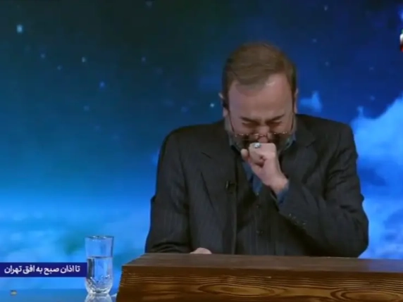 Il conduttore della tv iraniana in lacrime per la morte di Khamenei