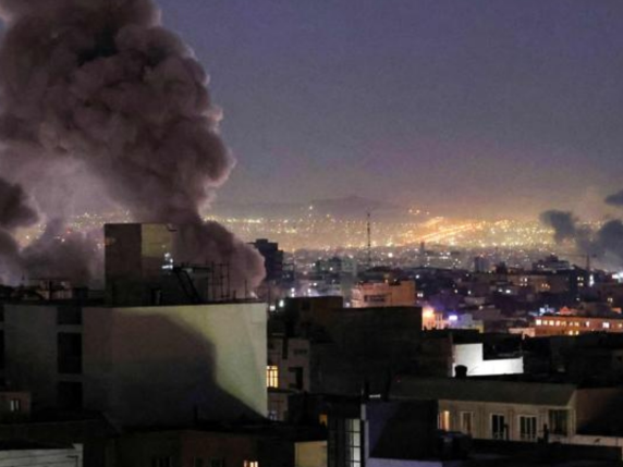 Iran, raid su Teheran e missili contro Israele. Trump: «Operazione di 4 settimane almeno, parlerò coi nuovi leader». Parigi, Berlino e Londra: pronte ad «azioni difensive». Mistero su Ahmadinejad