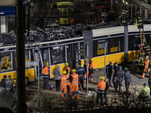 Tram deragliato, perquisizioni nella sede di Atm: il conducente indagato per disastro ferroviario | Ipotesi «sindrome vasovagale»