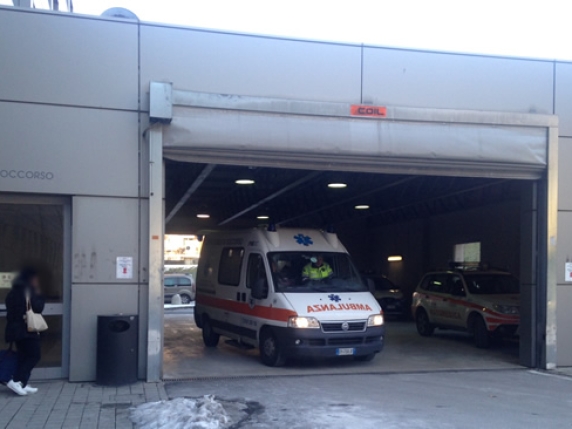 Lecco, morto il ventenne accoltellato davanti alla stazione da un coetaneo. Tensione all'ospedale