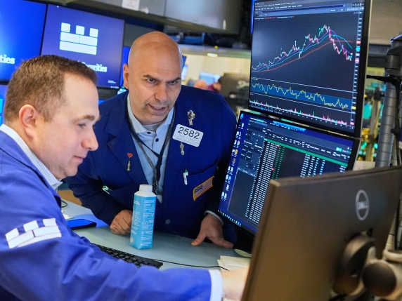 Borse, prezzo gas e petrolio oggi | L’Asia a picco: Seul precipita a -12%. L’Europa prende slancio, Milano in rialzo (+1,4%). Crollano i chip, sale ancora il gas