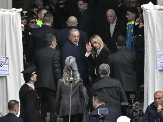L'addio a Domenico: la bara bianca, le t-shirt, l'abbraccio tra la direttrice del Monaldi e la madre. La premier Meloni ai funerali