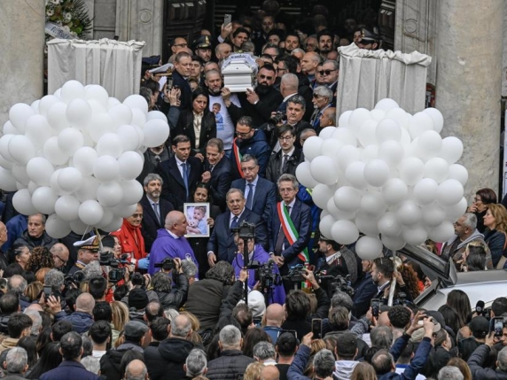 Folla, palloncini e dolore ai funerali di Domenico Caliendo. La premier Meloni abbraccia i genitori del bambino. Il vescovo: è figlio di tutti noi. La mamma: vi siete mossi tutti, grazie
