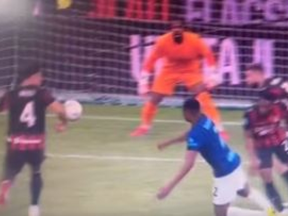 Il derby si accende nel finale, mano di Ricci nel recupero: episodio molto dubbio, andava rivisto
