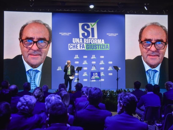 Referendum, il raccontro dell'incontro per il Sì a Milano, tra l'ovazione a Di Pietro e la platea che canta Sal Da Vinci