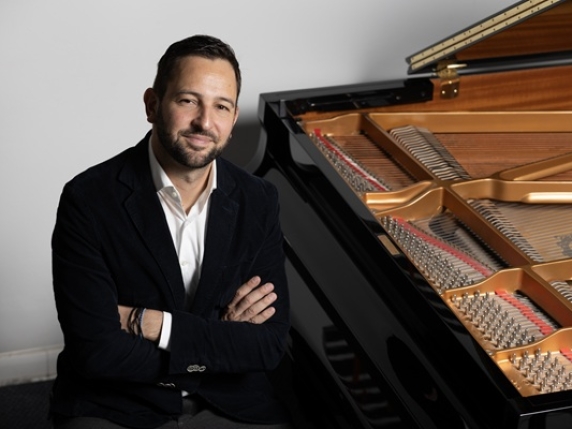 Concerto per mano sinistra La lezione di resilienza del pianista Giovanni Nesi