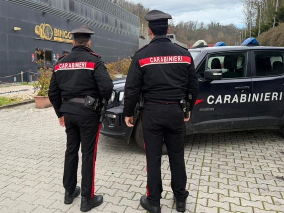 Lascia il cane chiuso nell'abitacolo dell'auto e va a giocare al bingo. Denunciato per abbandono di animali