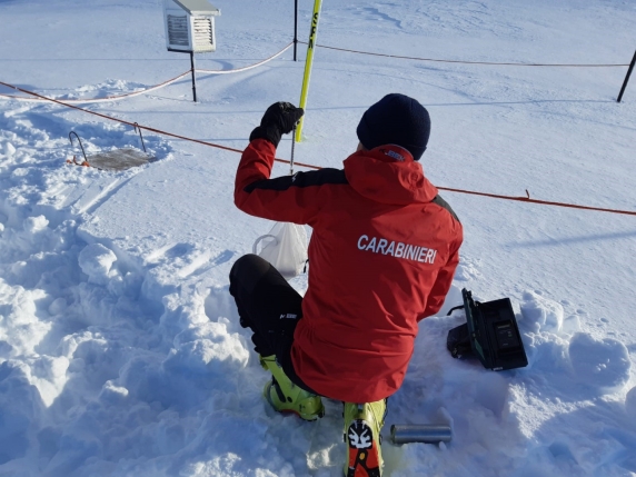 Piogge e calo delle temperature. In montagna neve a bassa quota e rischio valanghe: meteo