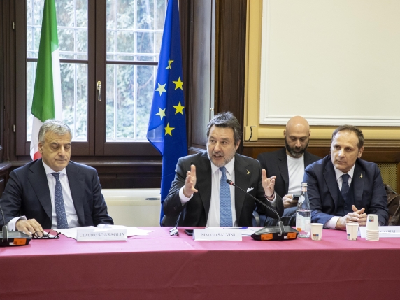 Caro carburanti, accise ridotte per 20 giorni: via libera del Governo al decreto. Meloni:  «Subito taglio di 25 centesimi al litro»