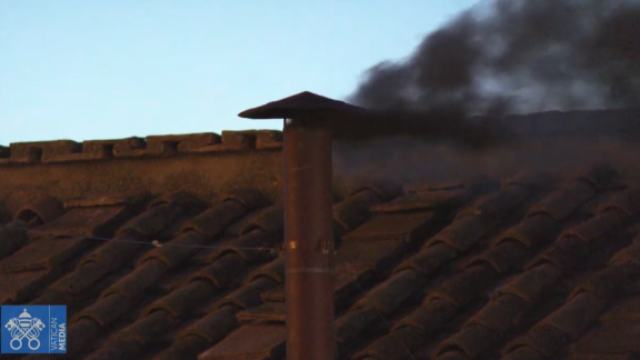 La prima fumata del Conclave è nera: il video