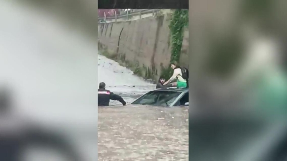 Nubifragio a Palermo: i carabinieri salvano una donna intrappolata in auto