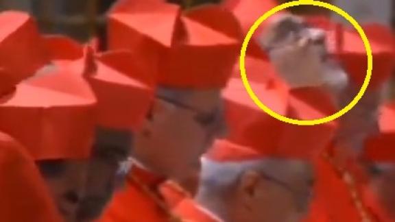 Tutti a leggere la preghiera tranne Pizzaballa: col naso all'insù ammira rapito gli affreschi della Sistina