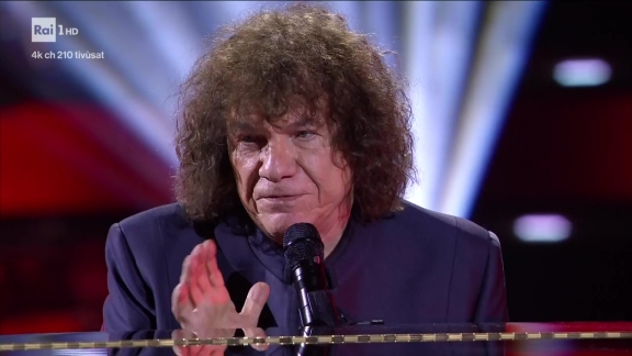 Riccardo Cocciante sbaglia la canzone, si interrompe, se ne va e poi ricomincia