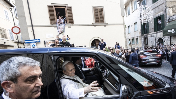 Il Papa a Genazzano stringe la mano a un tifoso: «Forza Roma!»