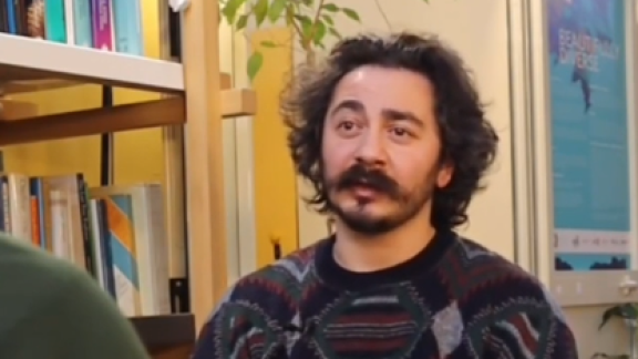 «Lucio Corsi dovrebbe cambiare il testo del suo brano, offende i rom»