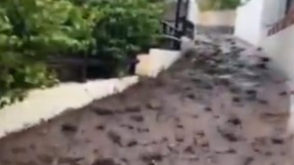 Stromboli inondata dal fango: il video della colata di melma e detriti che come un fiume invade le strade