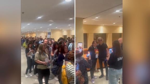 La chilometrica coda per un selfie con Ligabue al Salone del Libro