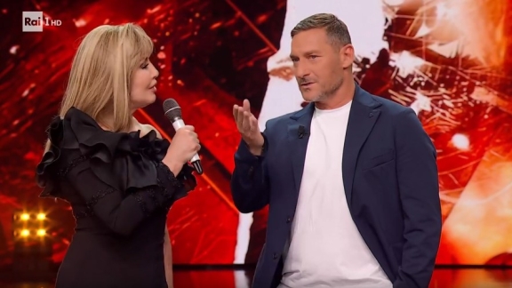 Totti a Milly Carlucci: «Io a Ballando? Ma se alle 20 già dormo.. Bobo Vieri sì che aveva le movenze giuste!»