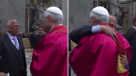L'abbraccio tra il Papa e il fratello maggiore Louis: il momento commovente