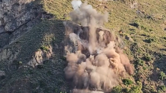 A Taormina l'esplosione di un costone roccioso che rischiava di franare
