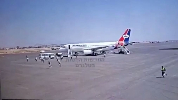 Yemen, l'ultimo aereo civile distrutto dal bombardamento israeliano. Il video del fuggi fuggi dei passeggeri