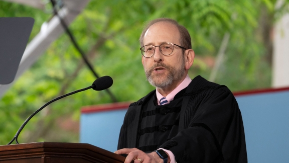 Il rettore di Harvard AlanGarber a Trump: «Benvenuti agli studenti da tutto il mondo, proprio come dovrebbe essere»