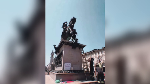 I vigili del fuoco rimuovono una bandiera della Palestina dal monumento a Emanuele Filiberto (ma poi decidono di sventolarla).