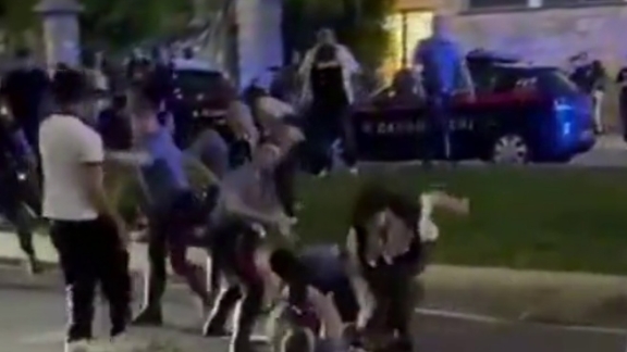 Genova, maxi rissa all'alba del 2 giugno in corso Italia, feriti anche sei Carabinieri
